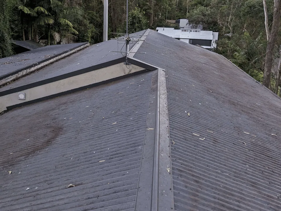 The same metal roof after cleaning, clear of leaves