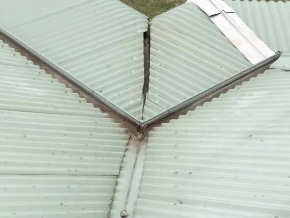 The same metal roof valley after cleaning, clear of leaves